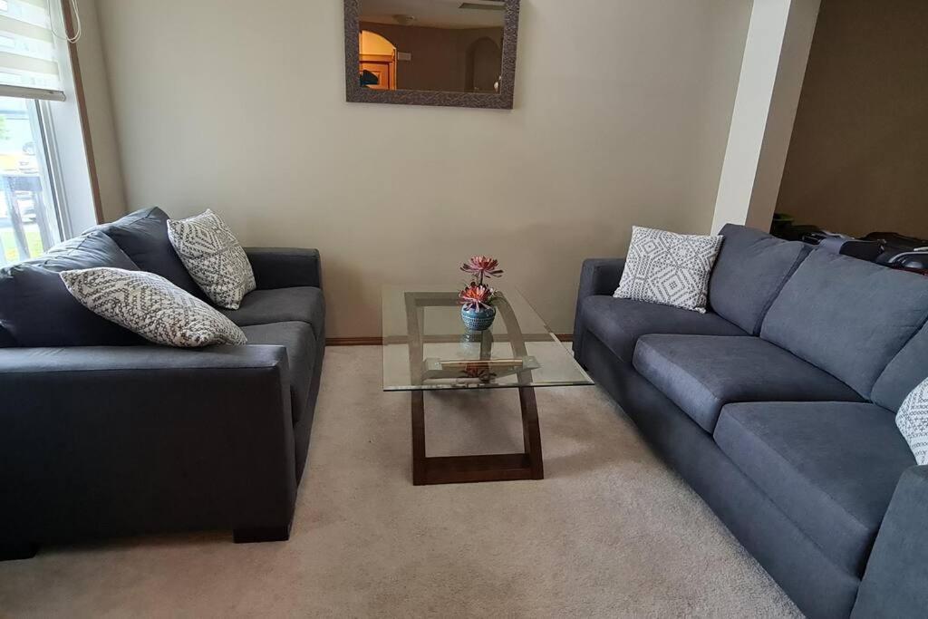 Spacious Comfortable Air-Conditioned. Near Airport! YYC Exterior foto