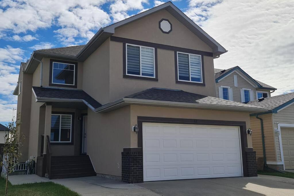 Spacious Comfortable Air-Conditioned. Near Airport! YYC Exterior foto
