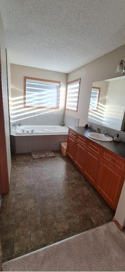 Spacious Comfortable Air-Conditioned. Near Airport! YYC Exterior foto
