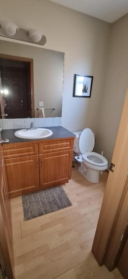 Spacious Comfortable Air-Conditioned. Near Airport! YYC Exterior foto